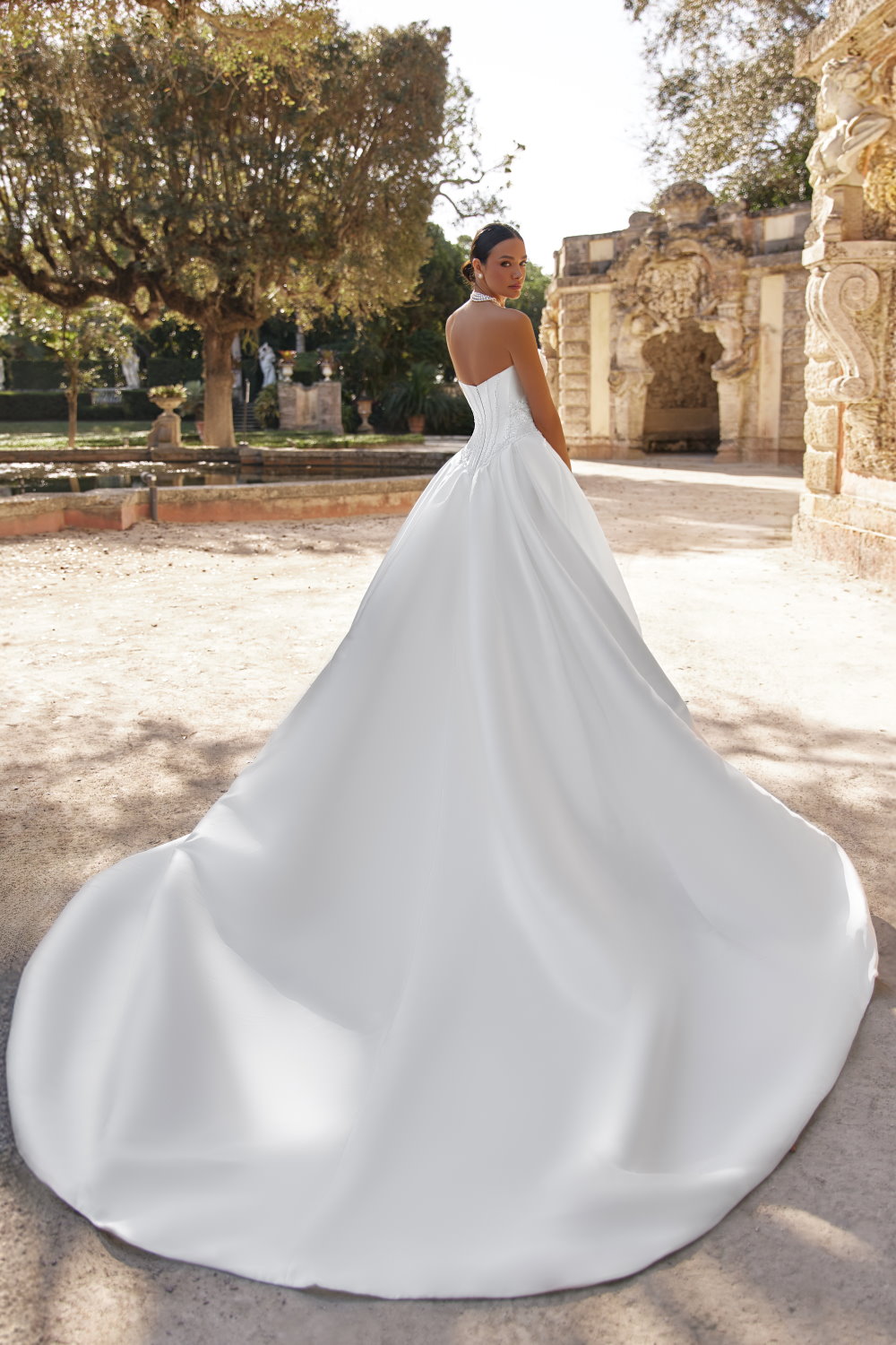 robe de mariee en satin duchesse bustier avec laçage