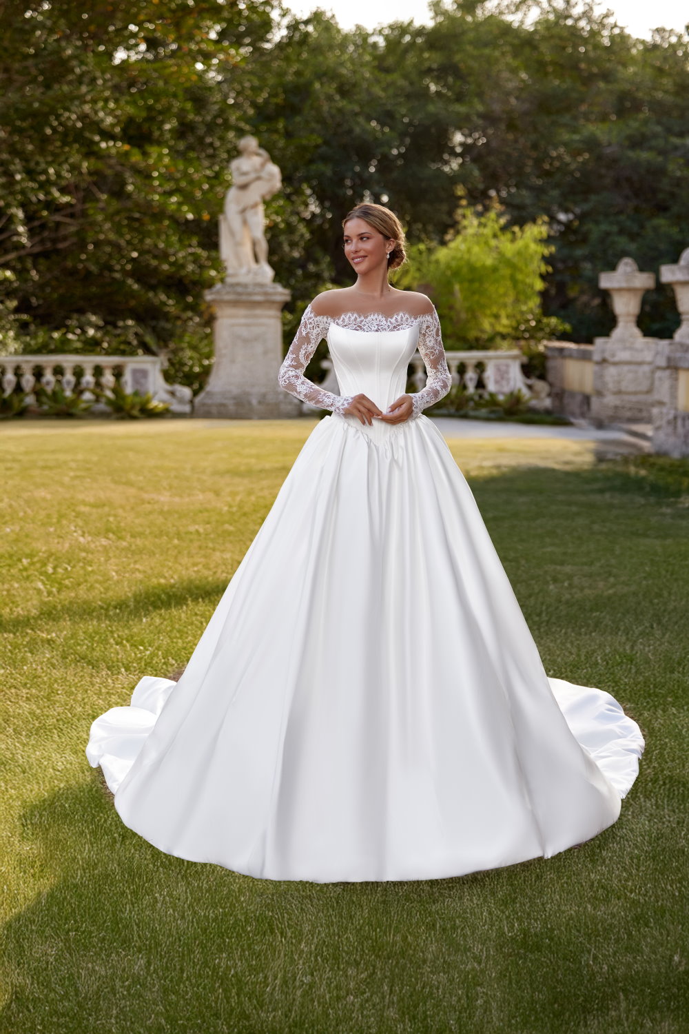 robe de mariee en satin duchesse et dentelle