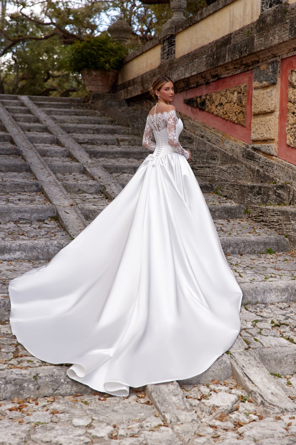 robe de mariee en satin duchesse et manches longues en dentelle