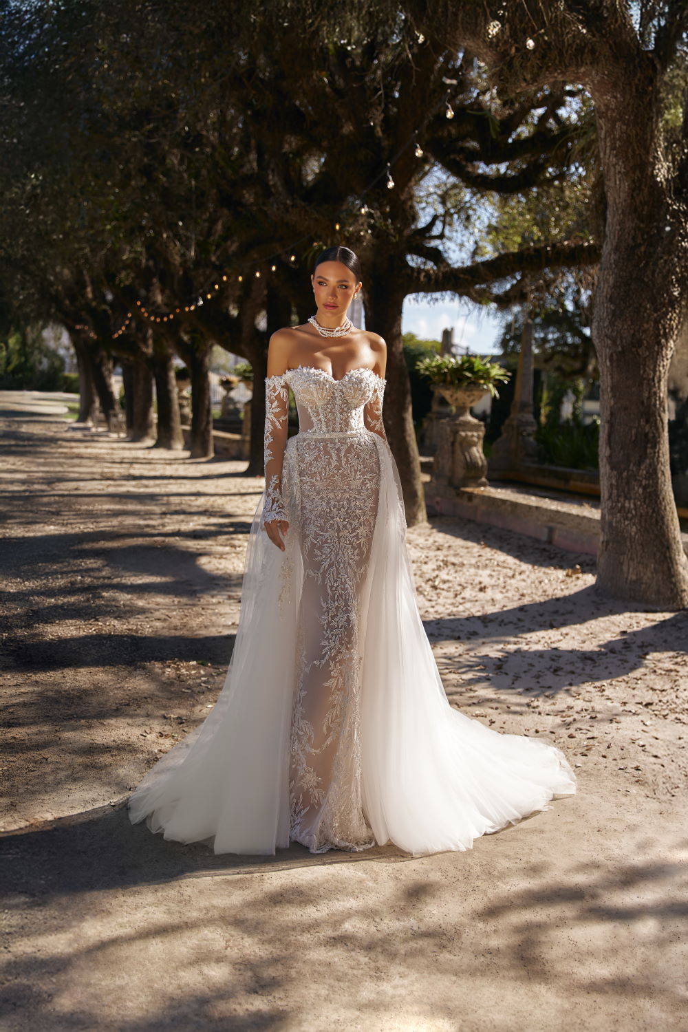 robe de mariee fourreau avec manches amovibles et traine detachable