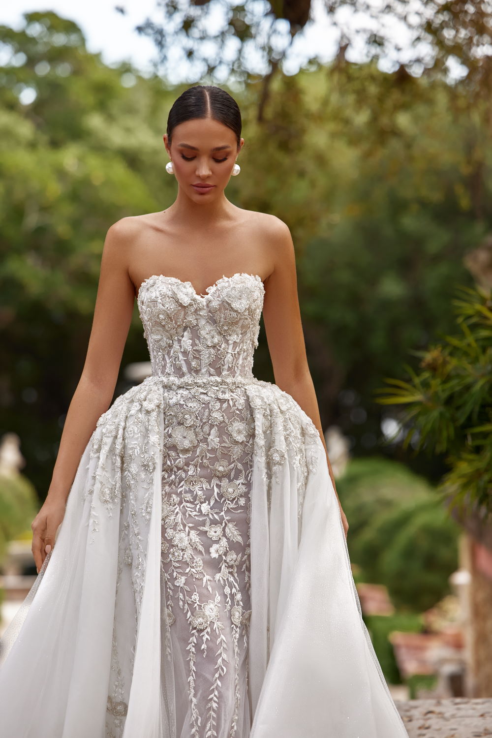 robe de mariee fourreau en dentelle avec bustier coeur et traine detachable