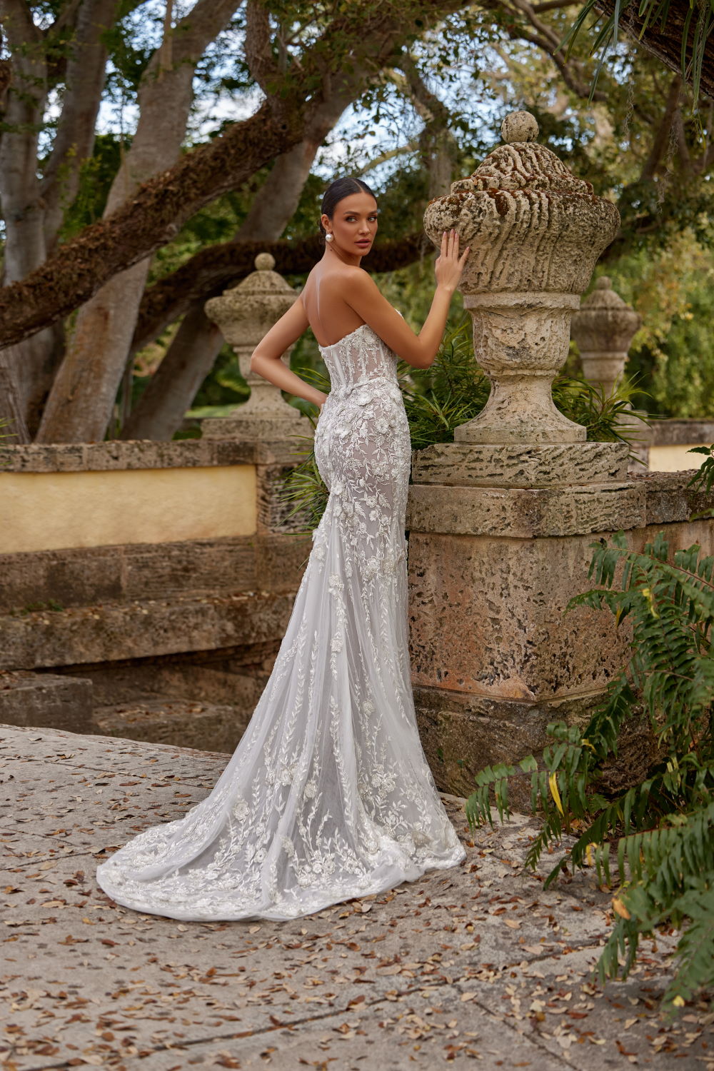 robe de mariee fourreau en dentelle avec corset