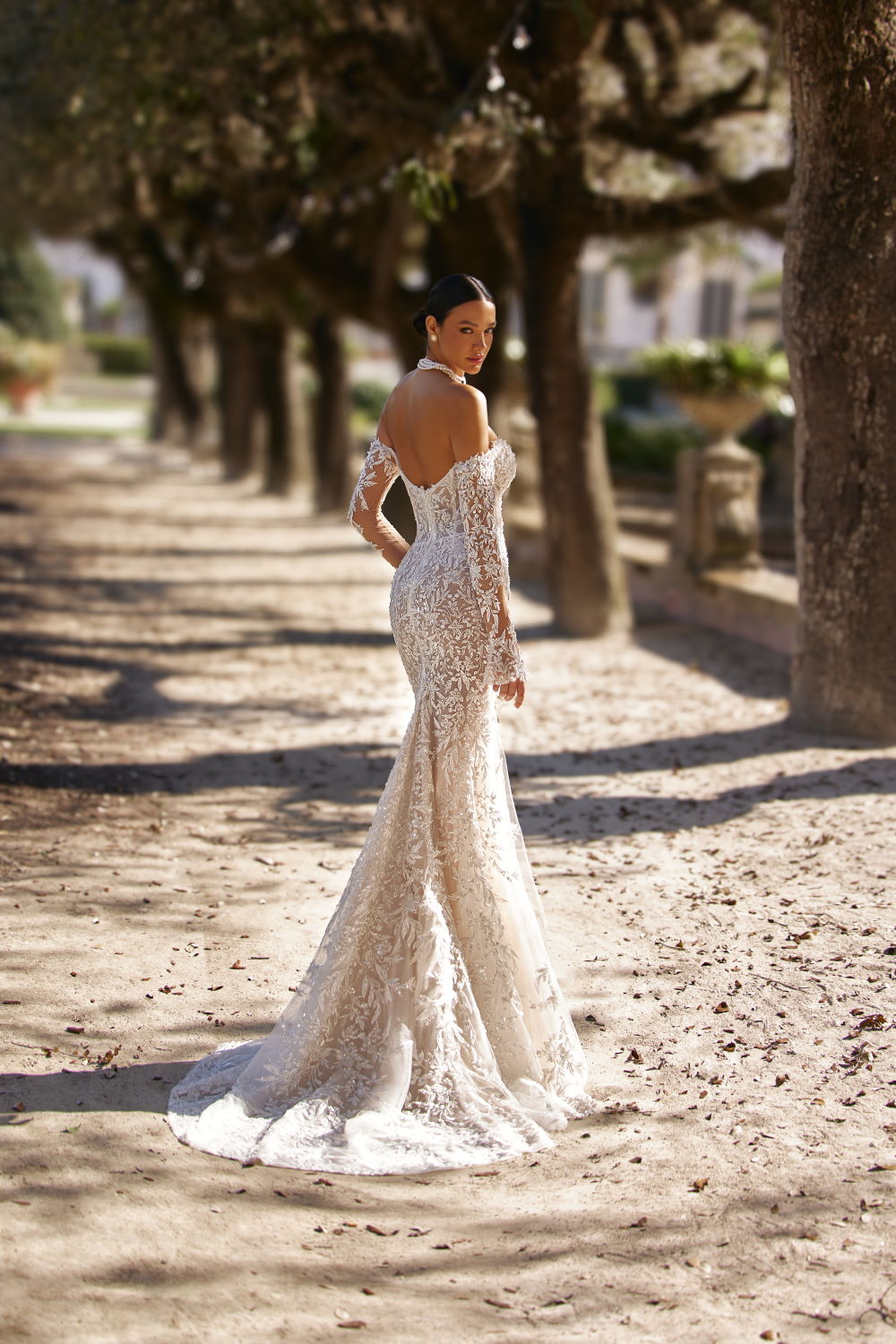 robe de mariee fourreau semi transparente avec manches longues