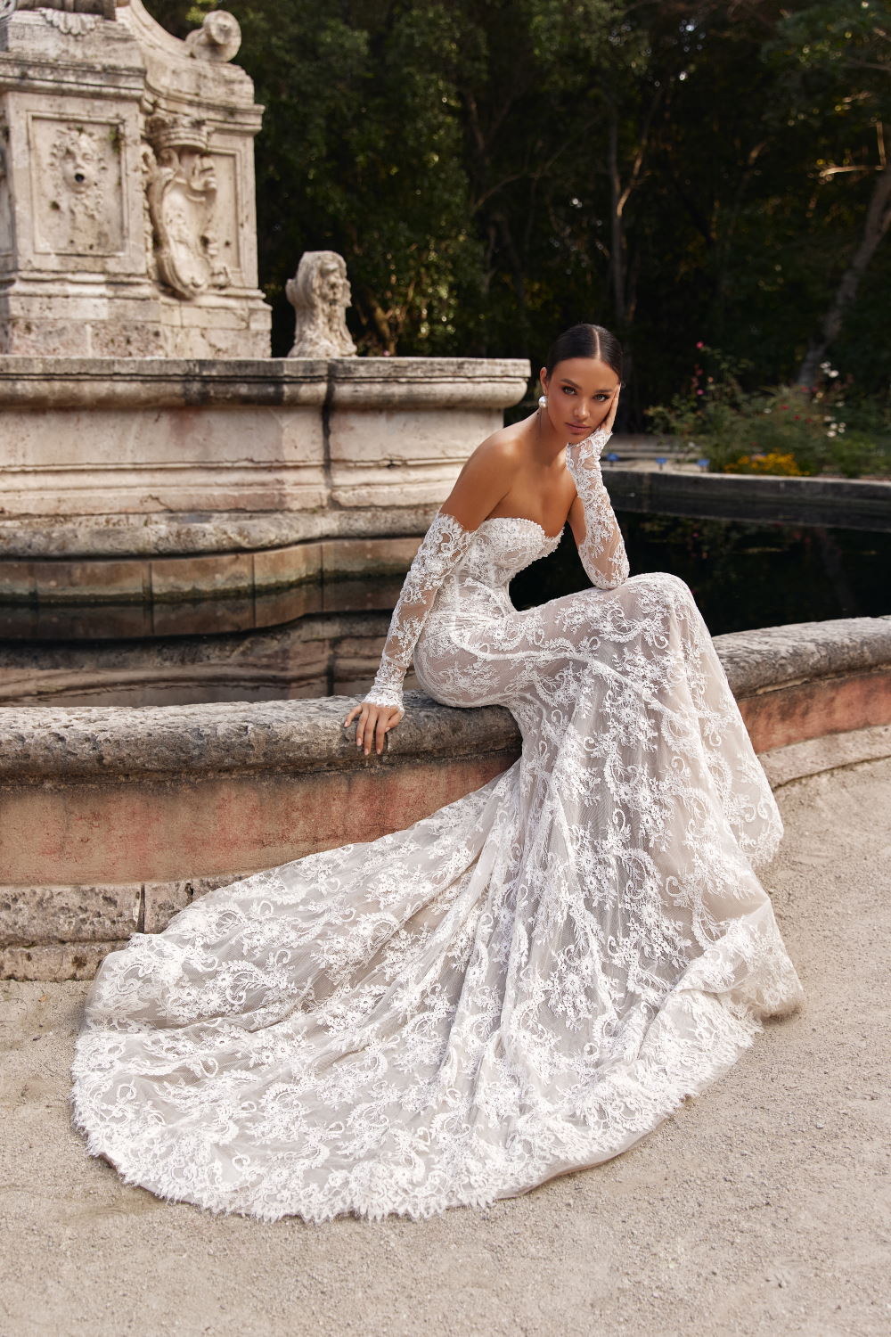 robe de mariee fourreau tout en dentelle et manches sous les epaules