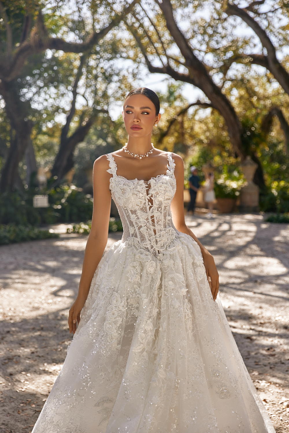 robe de mariee ligne a en dentelle pailletee