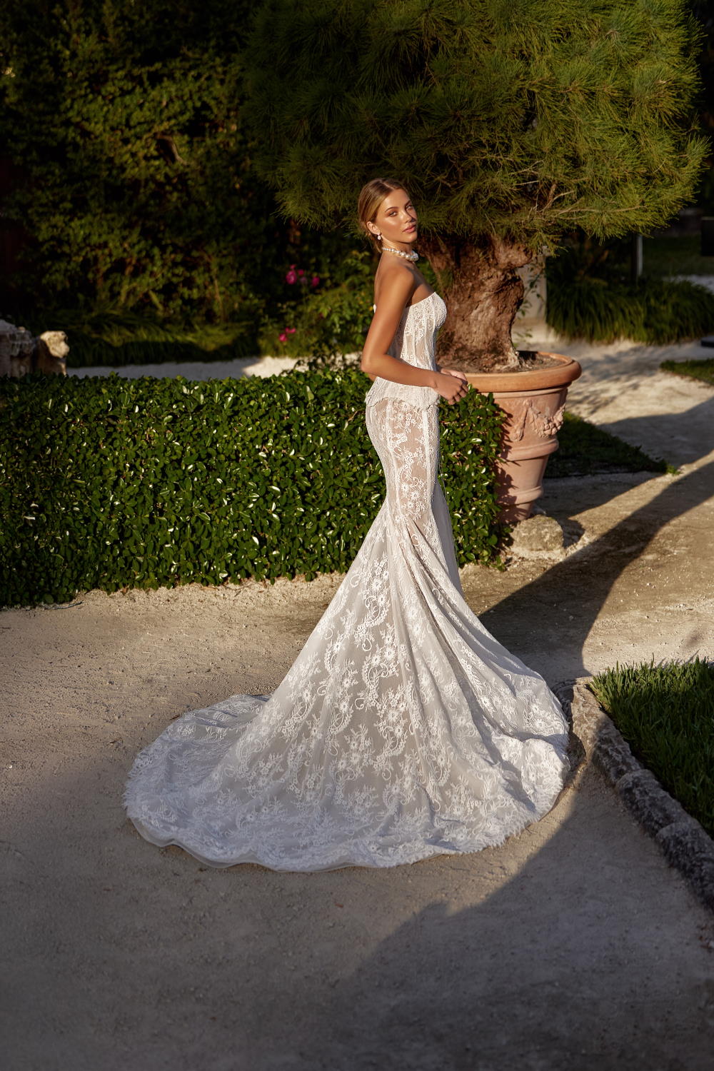 robe de mariee moderne en dentelle traditionnelle