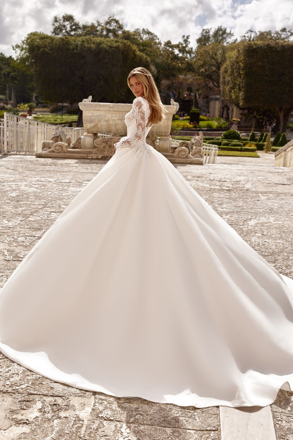 robe de mariee moderne et traditionnelle