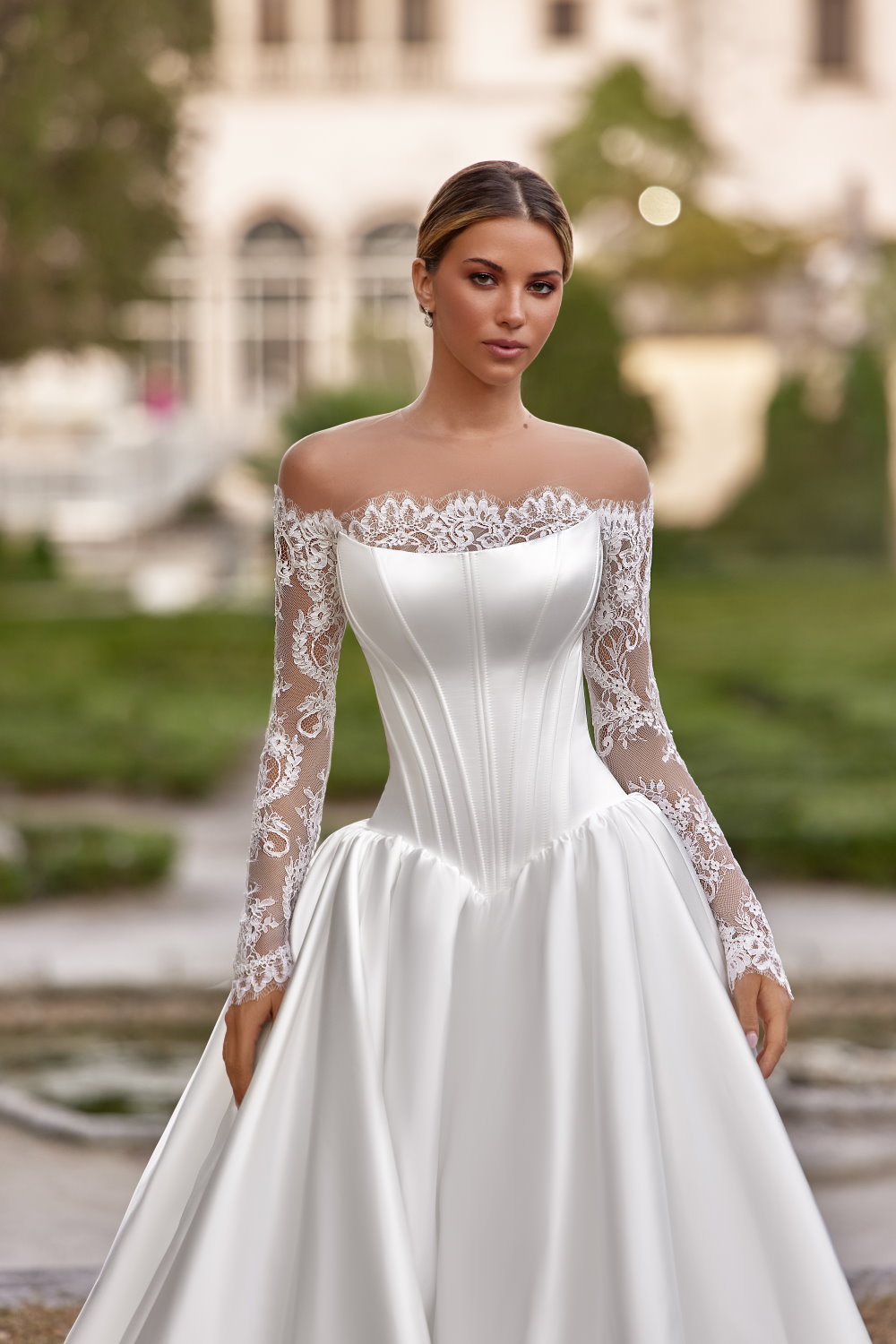 robe de mariee satinee avec bustier dentelle