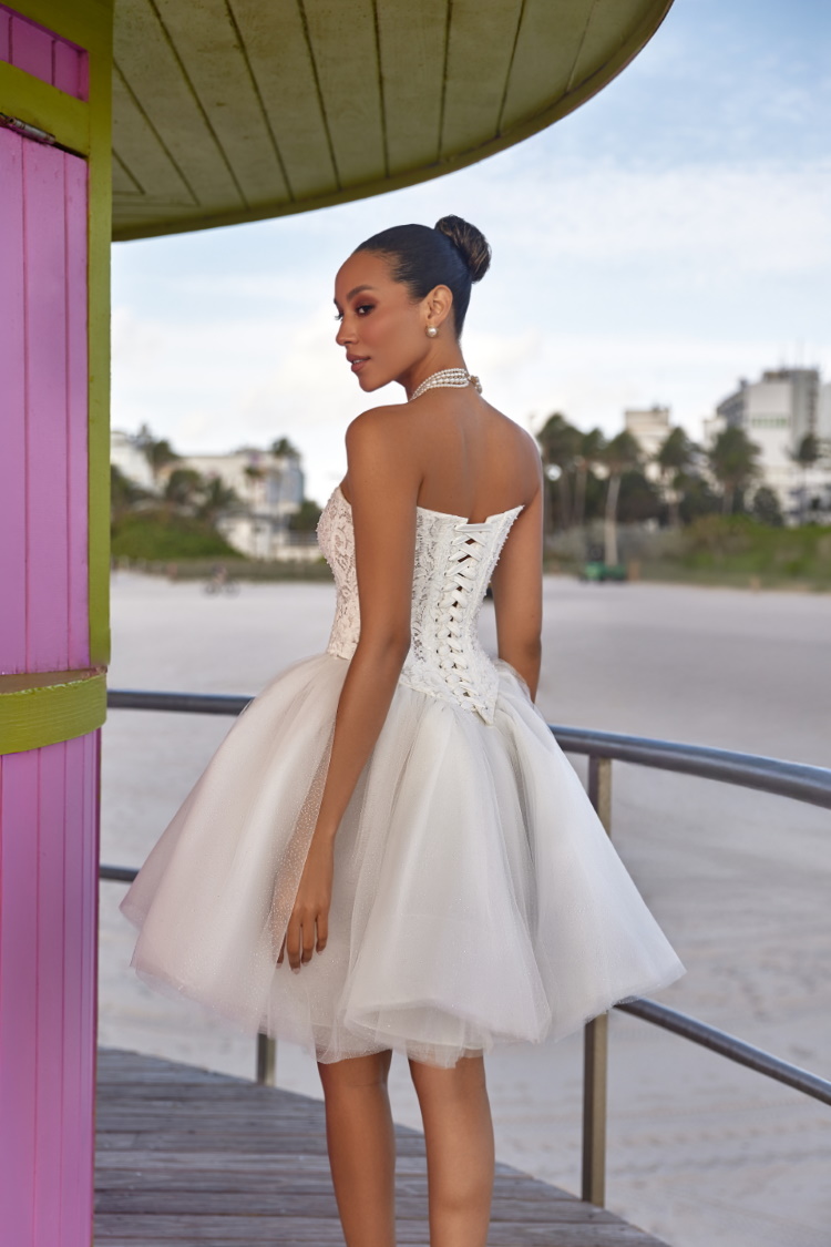 robe de mariee courte lacee dans le dos