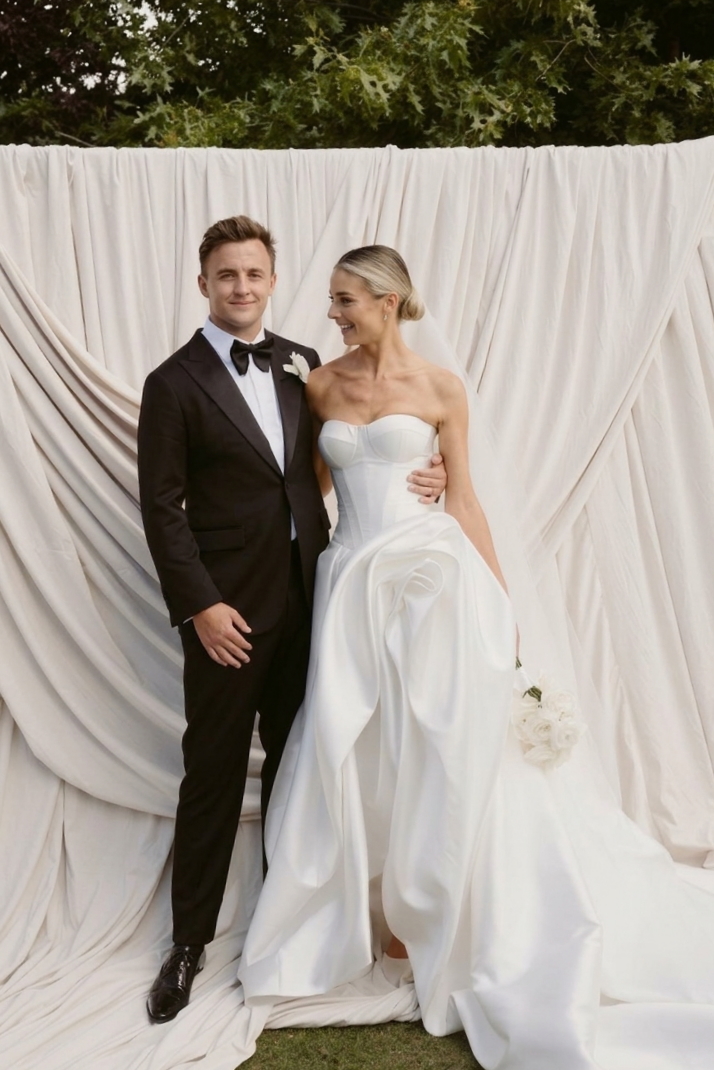 couple de maries photographies devant une toile