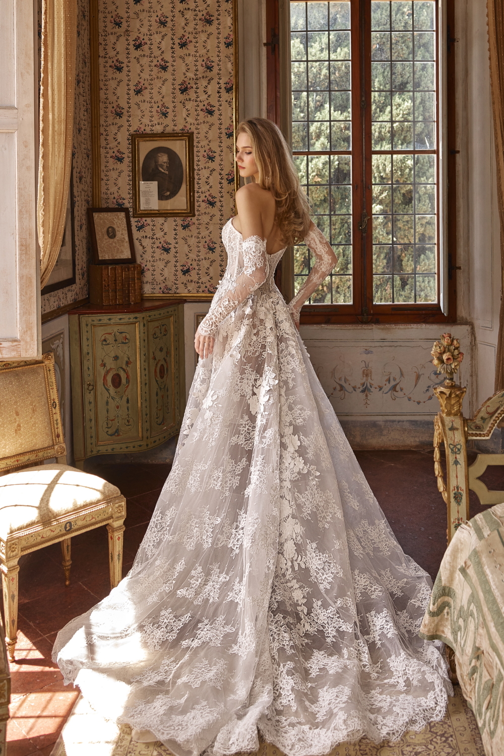 Robe de mariee aline en dentelle florale avec corset bustier et manches longues amovibles