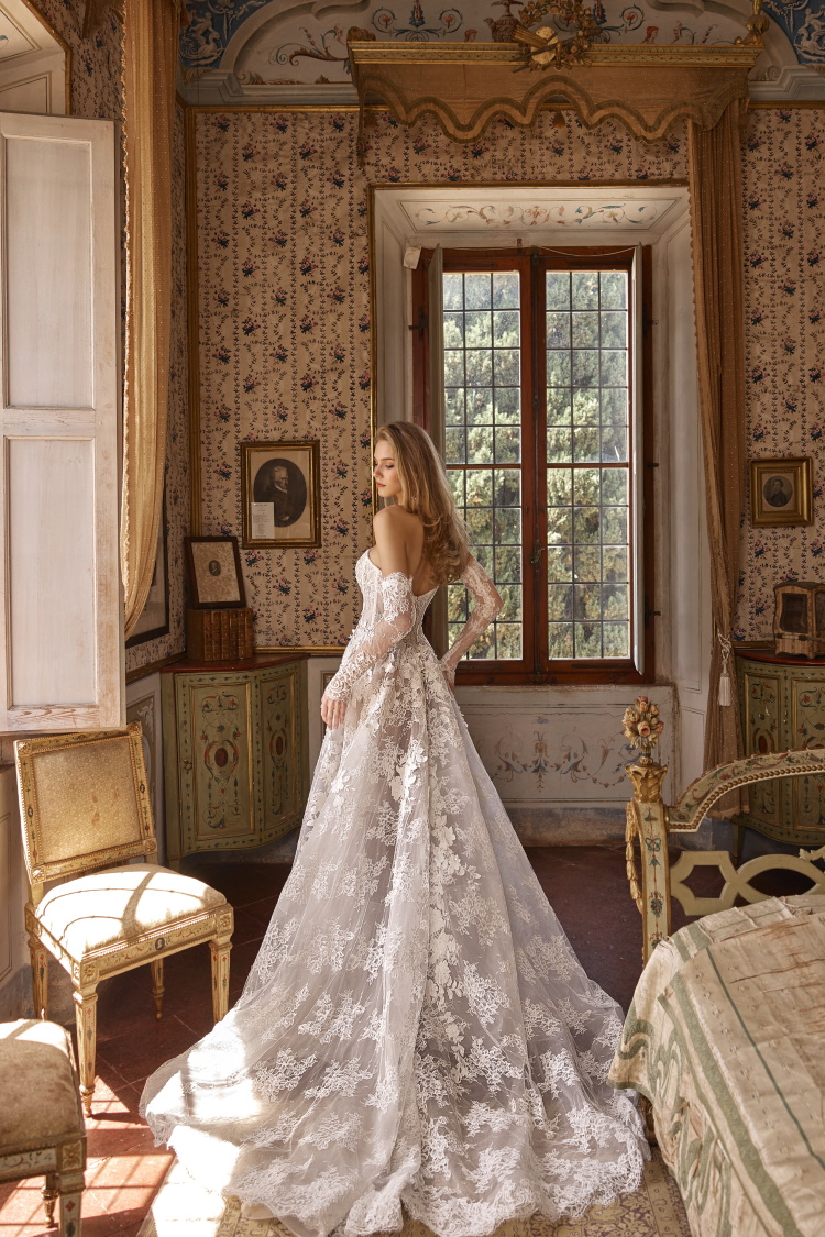 Robe de mariee aline en dentelle florale avec corset bustier et manches longues amovibles