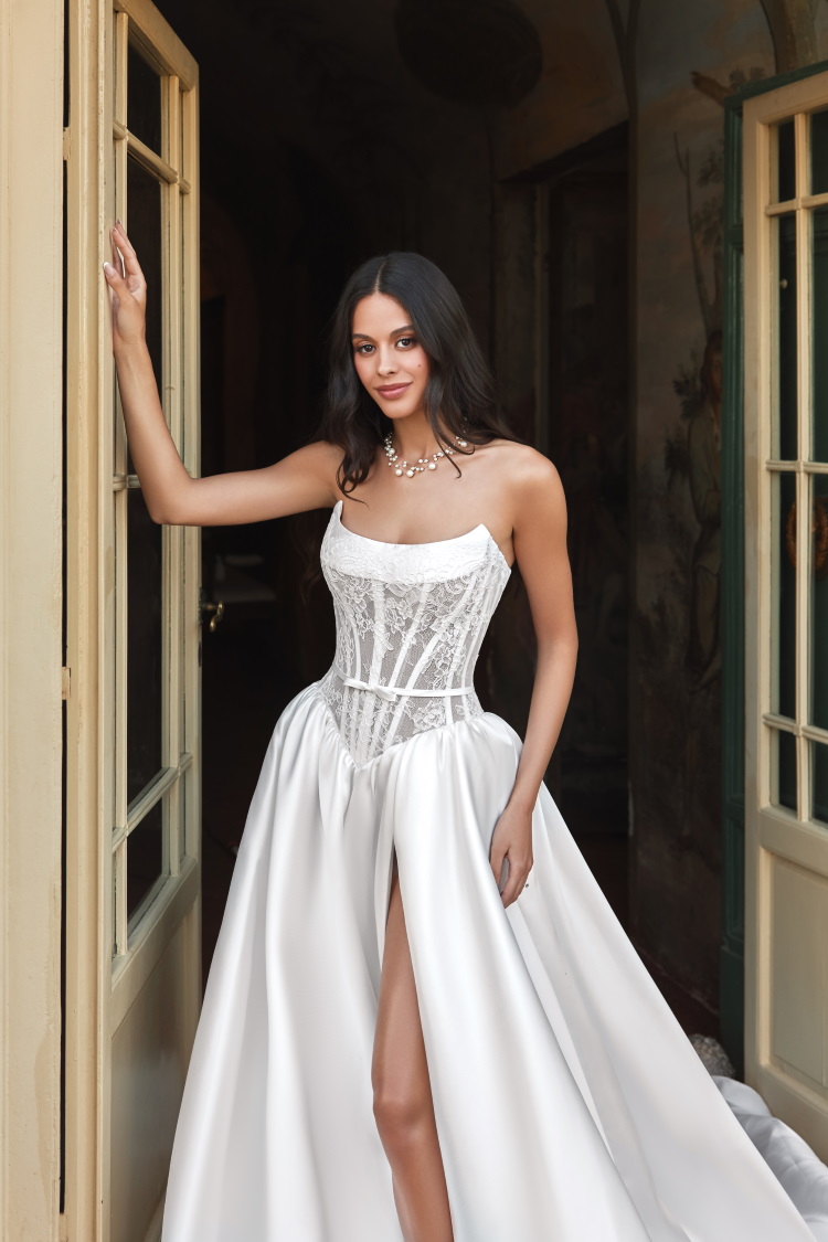 Robe de mariee avec bustier en dentelle et jupe en satin
