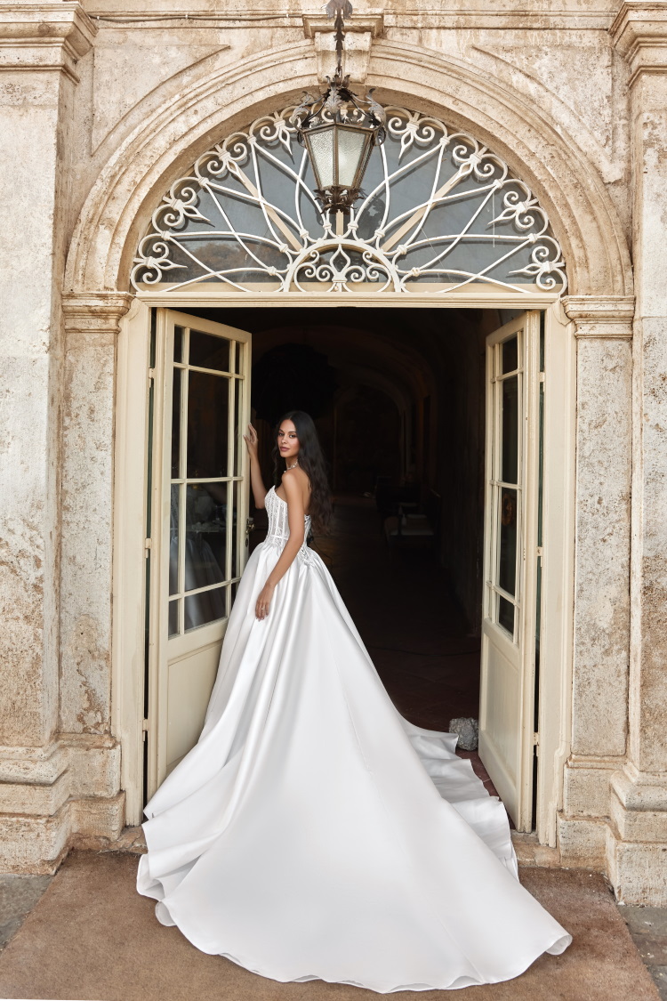 Robe de mariee avec jupe satin et corset en dentelle