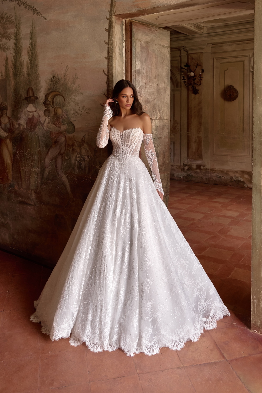 Robe de mariee en dentelle corset structure et manches longues amovibles