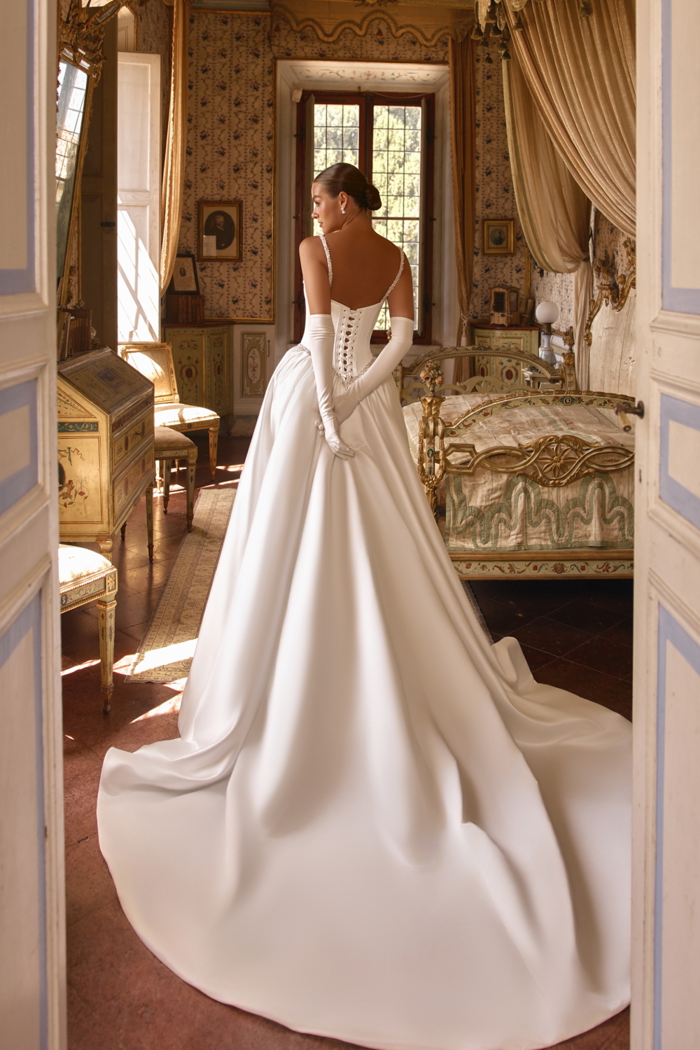 Robe de mariee en satin avec corset taille basque et broderies de perles