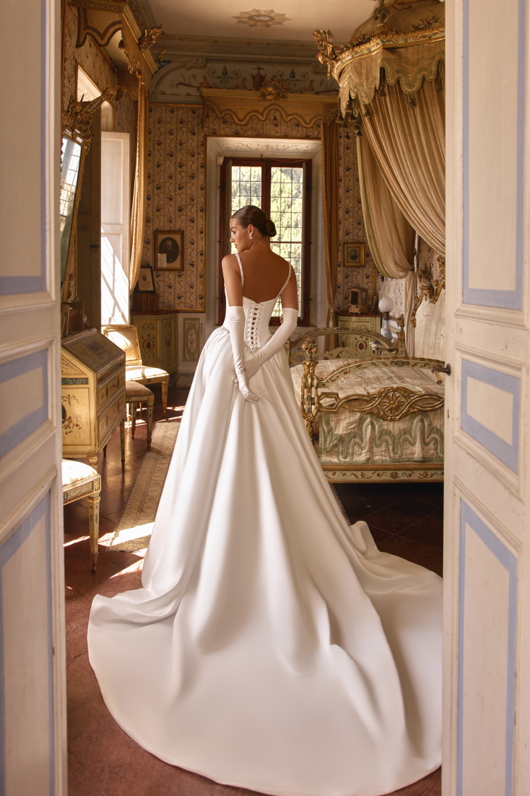 Robe de mariee en satin avec corset taille basque et broderies de perles