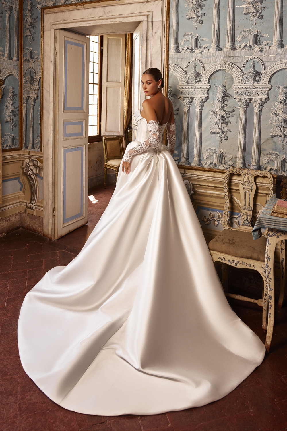 Robe de mariee fluide en satin avec corset taille basque et manches en dentelle