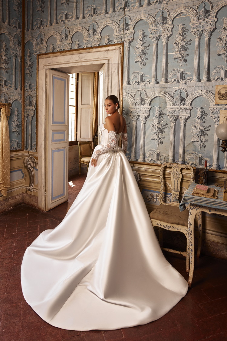 Robe de mariee fluide en satin avec corset taille basque et manches en dentelle