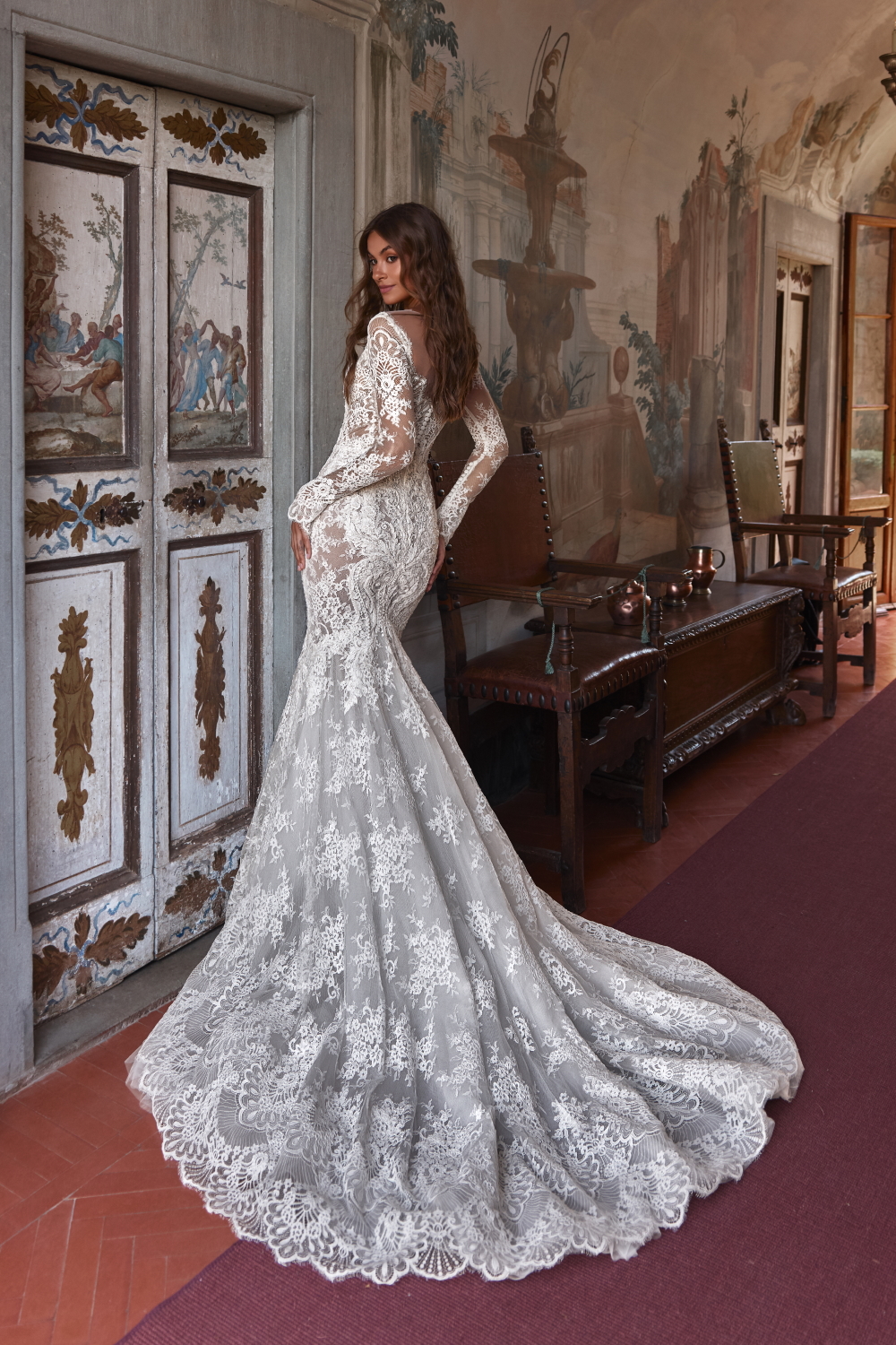 Robe de mariee foureau en dentelle avec manches longues transparentes et traine