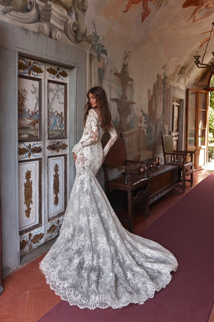 Robe de mariee foureau en dentelle avec manches longues transparentes et traine
