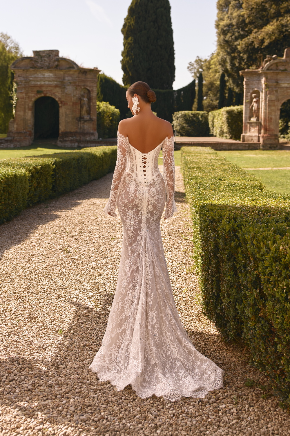 Robe de mariee longiligne en dentelle avec corset lace dans le dos et manches longues