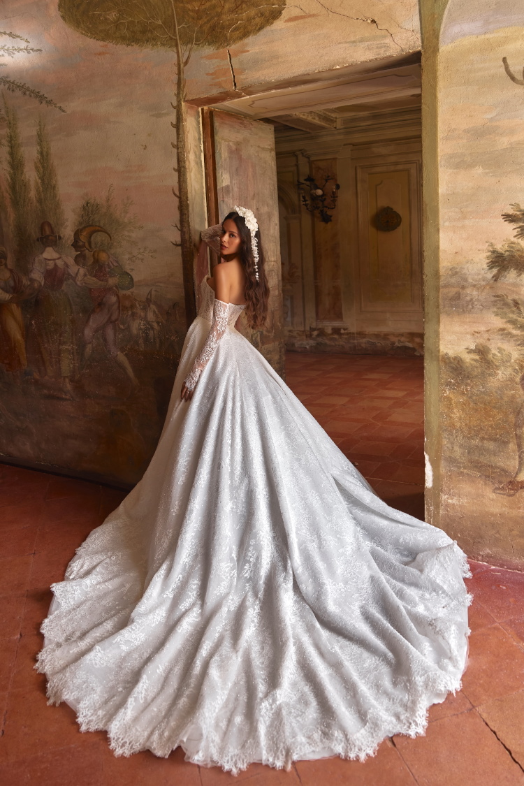 Robe de mariee princesse en dentelle avec corset structure et manches longues amovibles