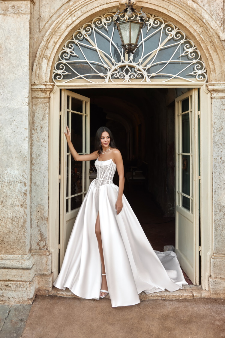 Robe de mariee princesse en satin avec corset en dentelle transparente et jupe fendue