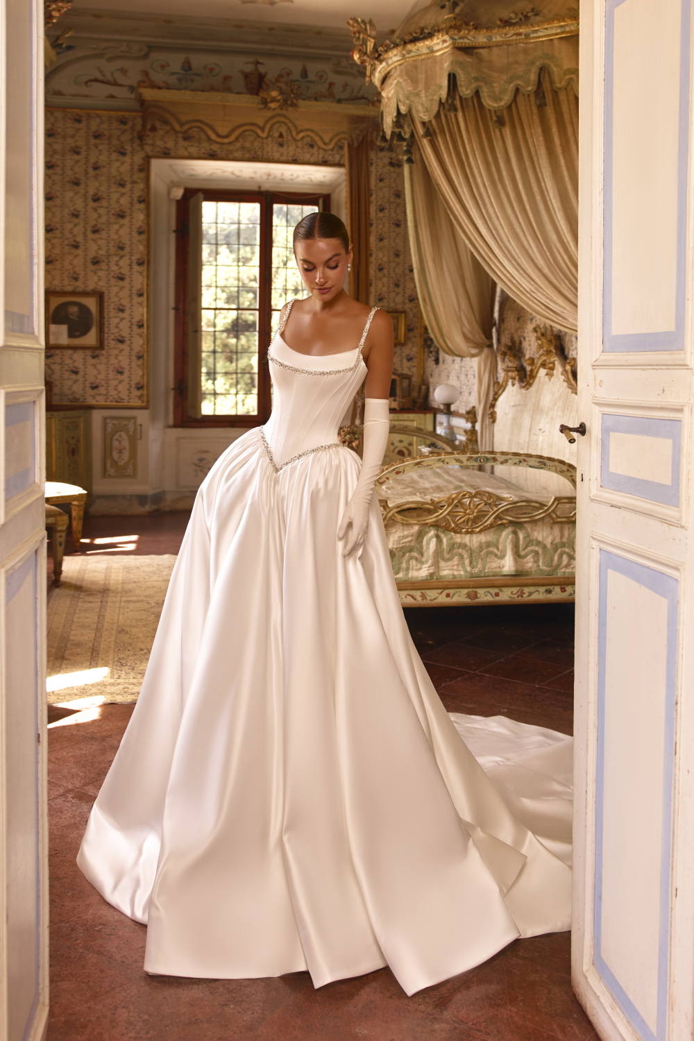 Robe de mariee princesse en satin avec corset taille basque et broderies de perles