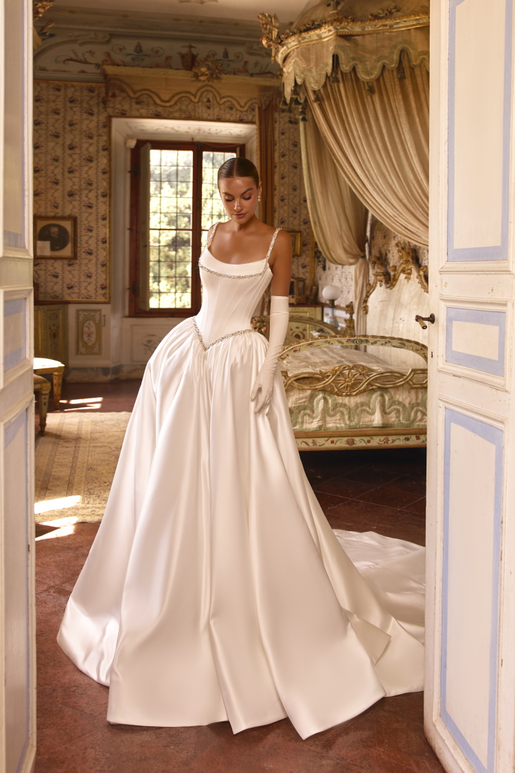 Robe de mariee princesse en satin avec corset taille basque et broderies de perles