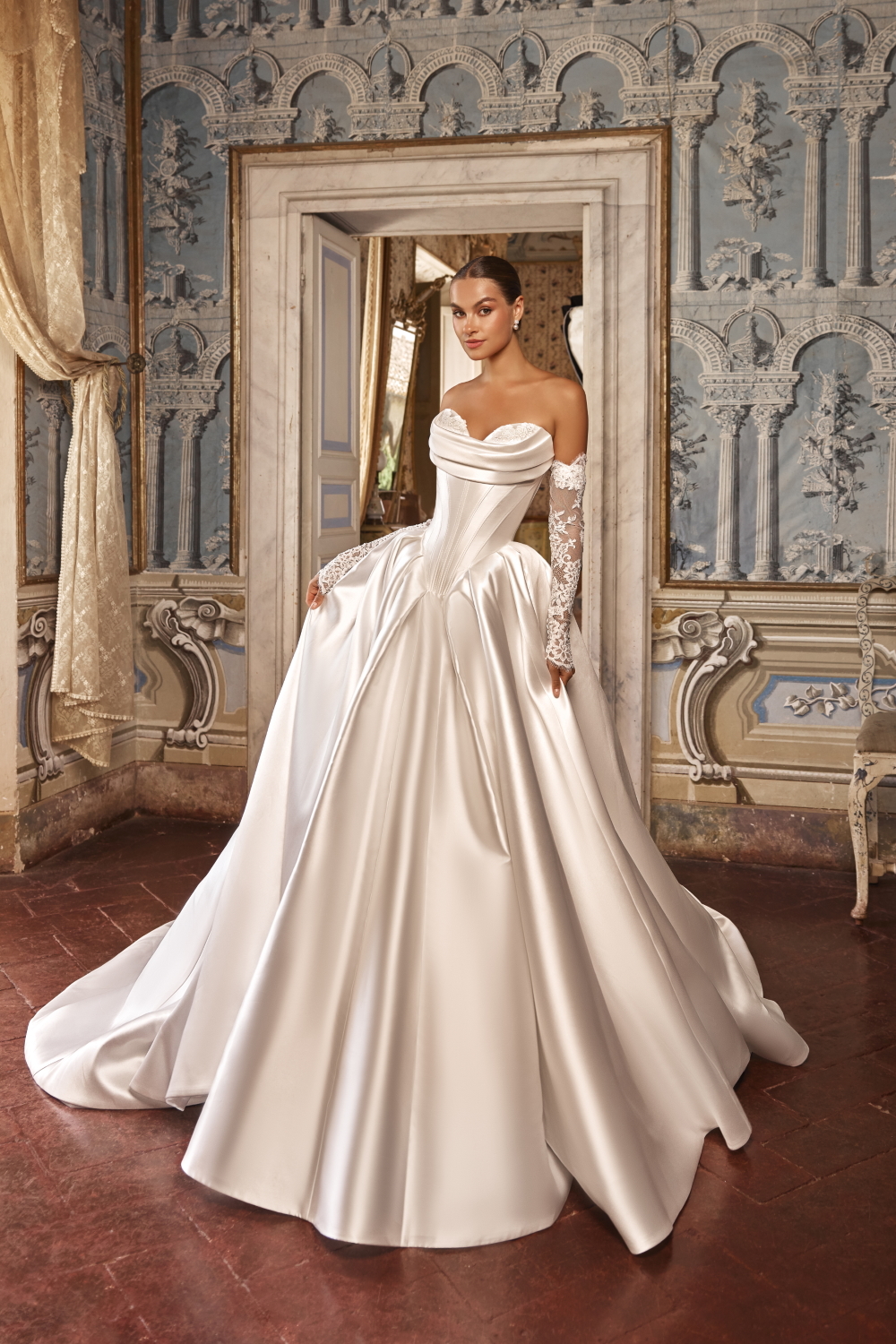 Robe de mariee princesse en satin avec corset taille basque et manches en dentelle