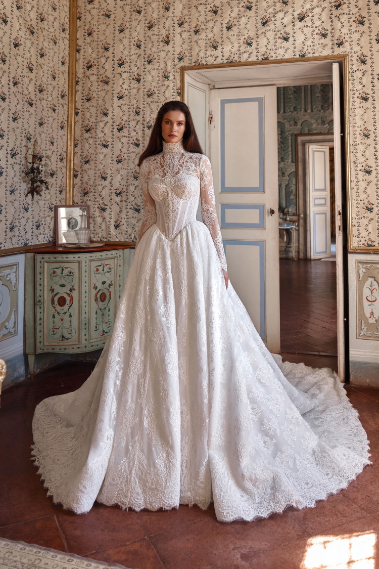 Robe de mariee princesse tsniout en dentelle avec manches longues, col montant et corset
