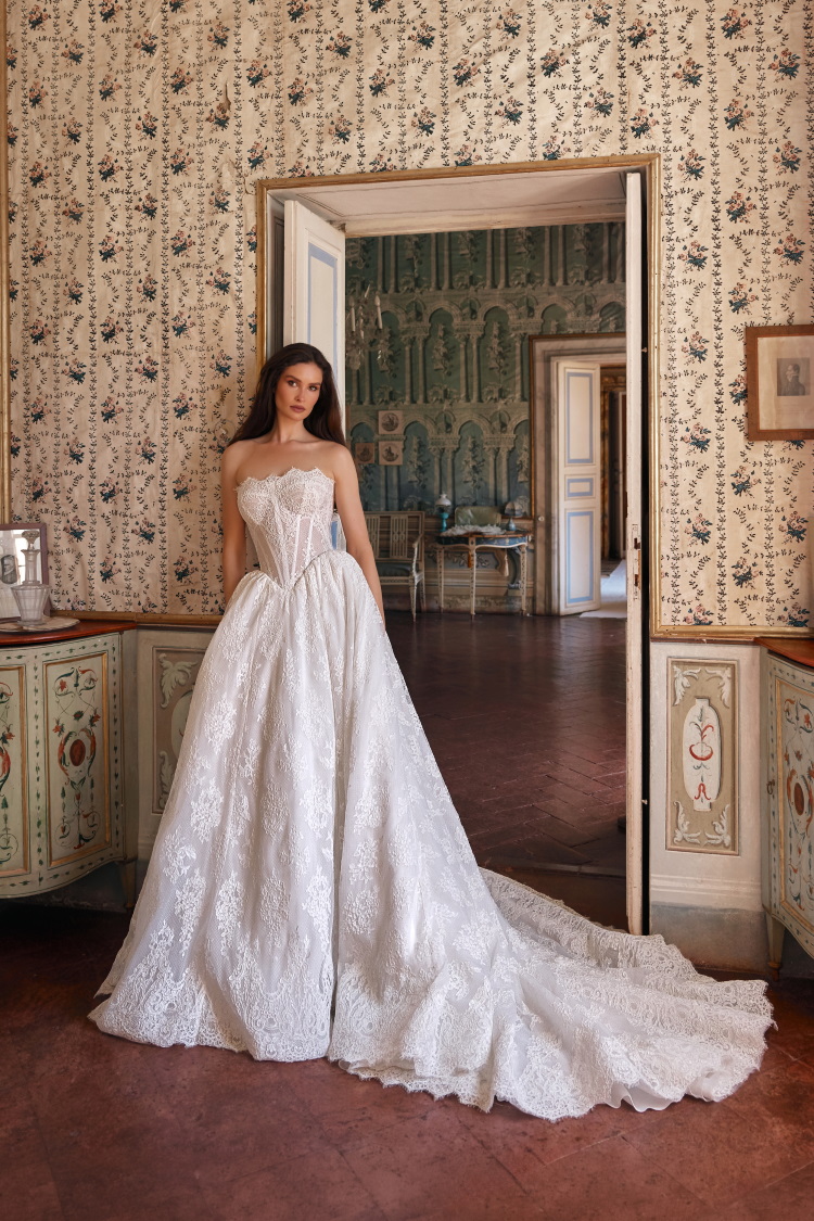 Robe de mariee romantique en dentelle avec corset