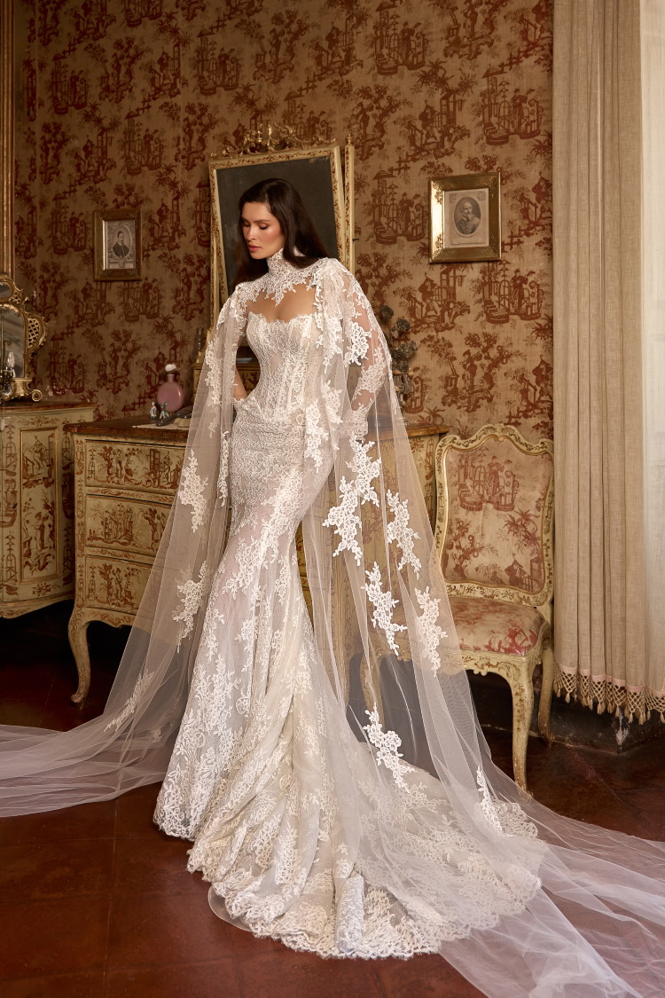 Robe de mariee sirene en dentelle avec cape longue en tulle brode