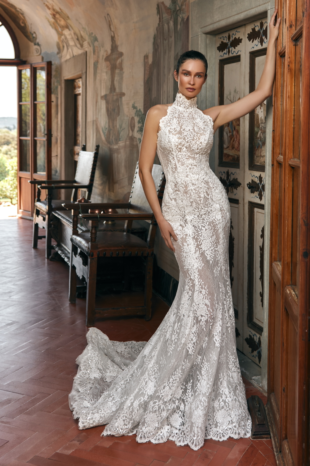 Robe de mariee sirene en dentelle avec col montant et dos nu