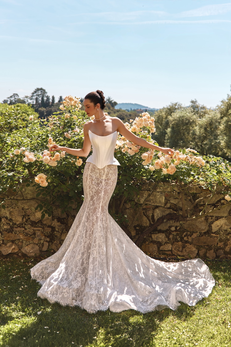 Robe de mariee sirene en dentelle avec corset bustier en satin et longue traine