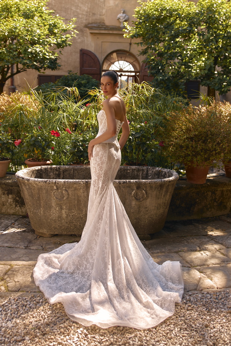 Robe de mariee sirene en dentelle avec corset bustier peplum et longue traine