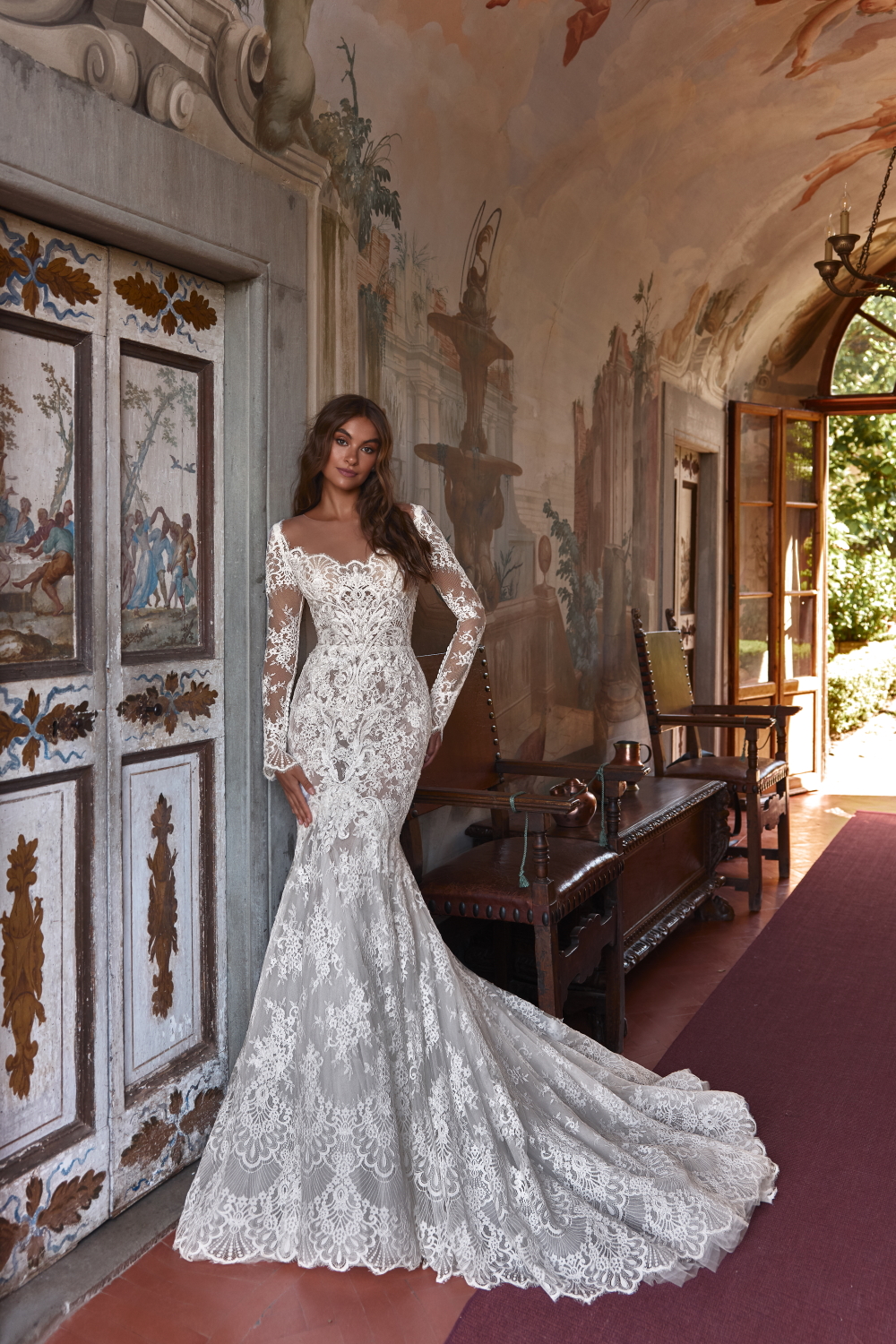 Robe de mariee sirene en dentelle avec manches longues transparentes et traine