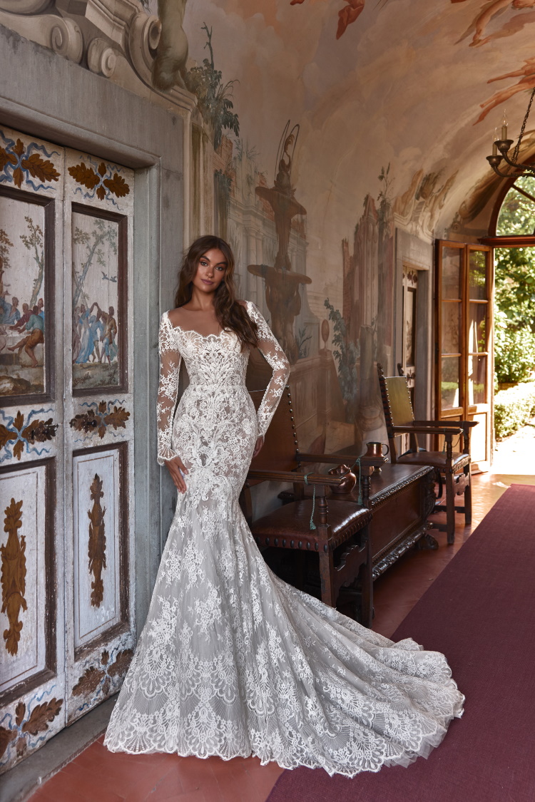 Robe de mariee sirene en dentelle avec manches longues transparentes et traine