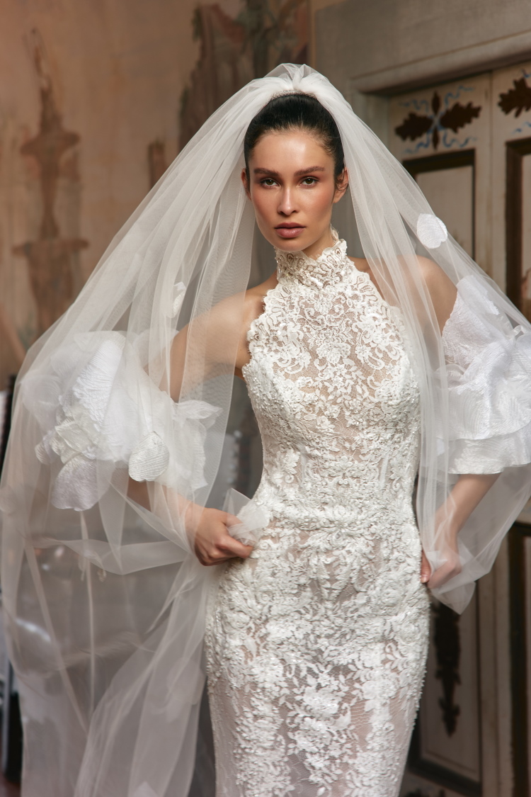 Robe de mariee sirene en dentelle à col montant avec voile en tulle à fleurs