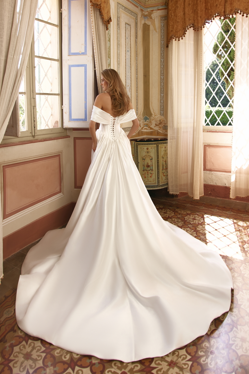 Robe de mariee transformable en dentelle et satin