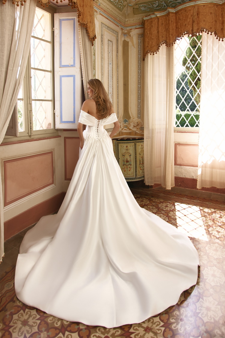 Robe de mariee transformable en dentelle et satin