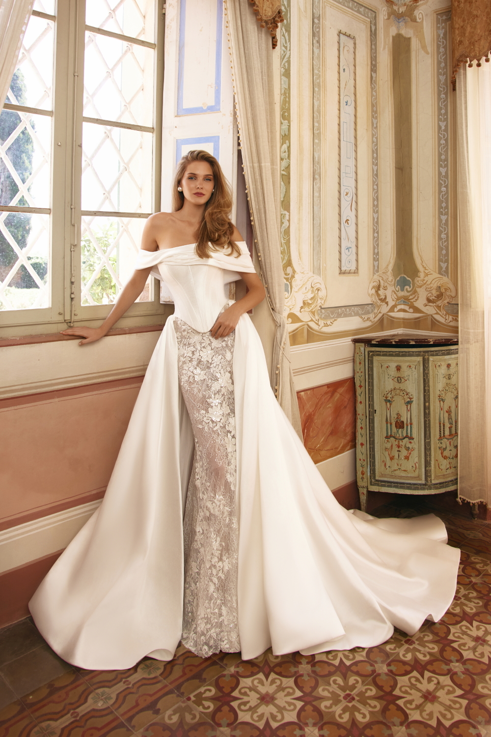 Robe de mariée sirene en dentelle avec corset et sur-jupe amovible en satin