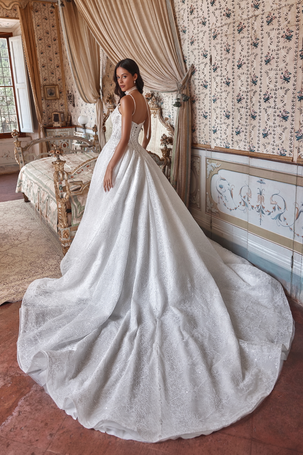 robe de mariee aline en dentelle pailletee avec longue traine