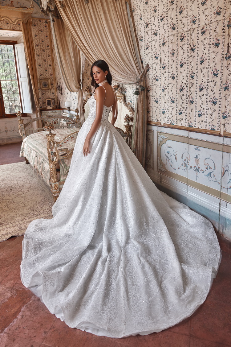 robe de mariee aline en dentelle pailletee avec longue traine