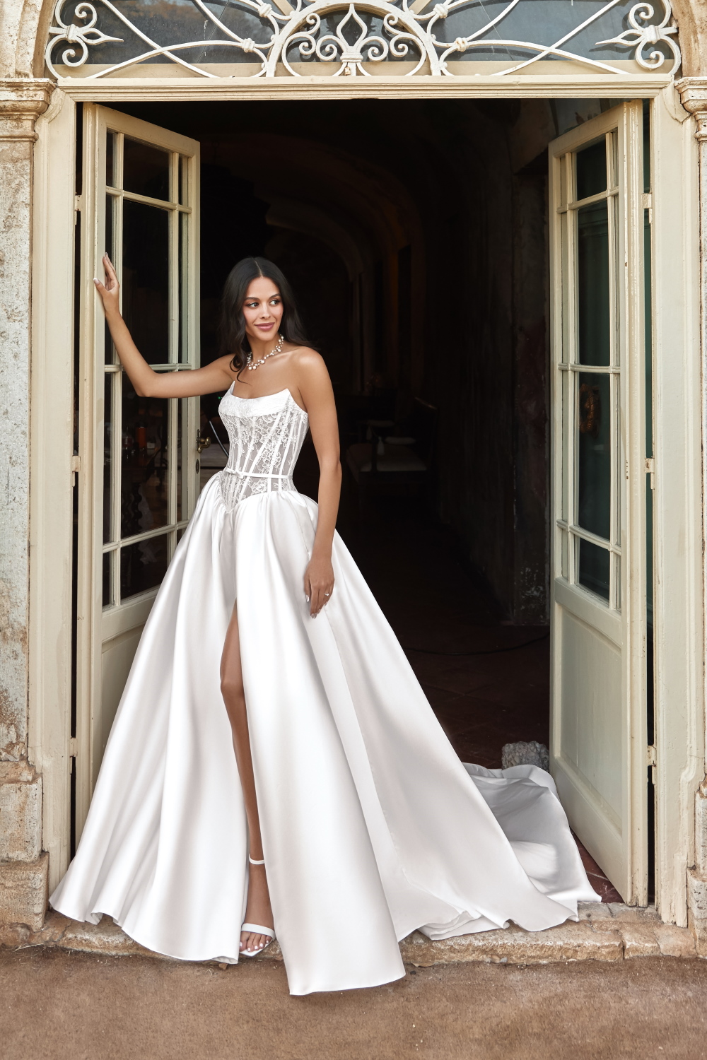 robe de mariee avec bustier dentelle et jupe satin
