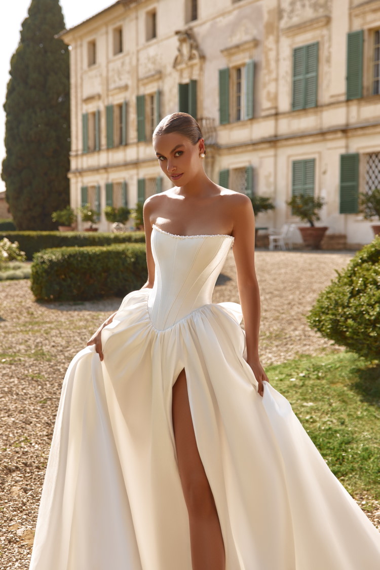 robe de mariee bustier b&asque et jupe fendue en satin