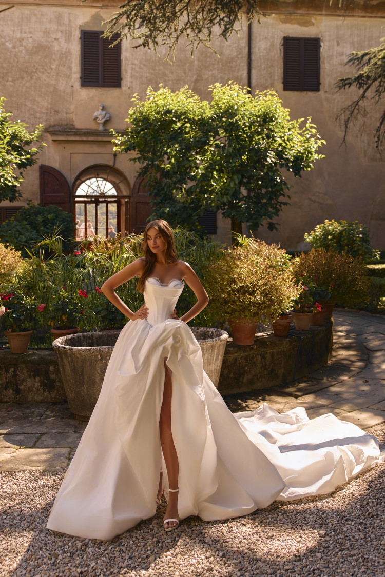 robe de mariee effet froisse avec bustier structure et longue traine