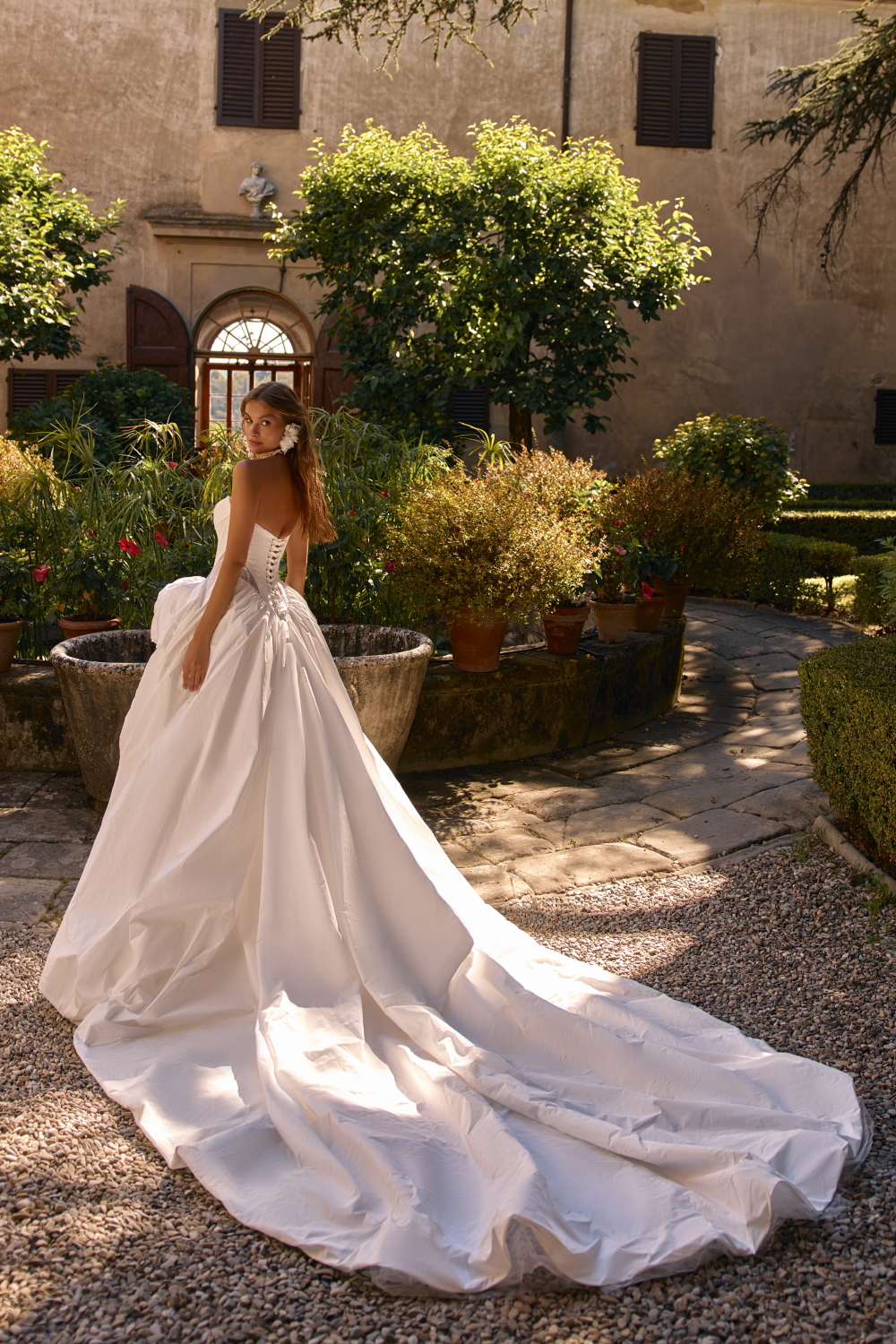 robe de mariee effet froisse avec longue traine