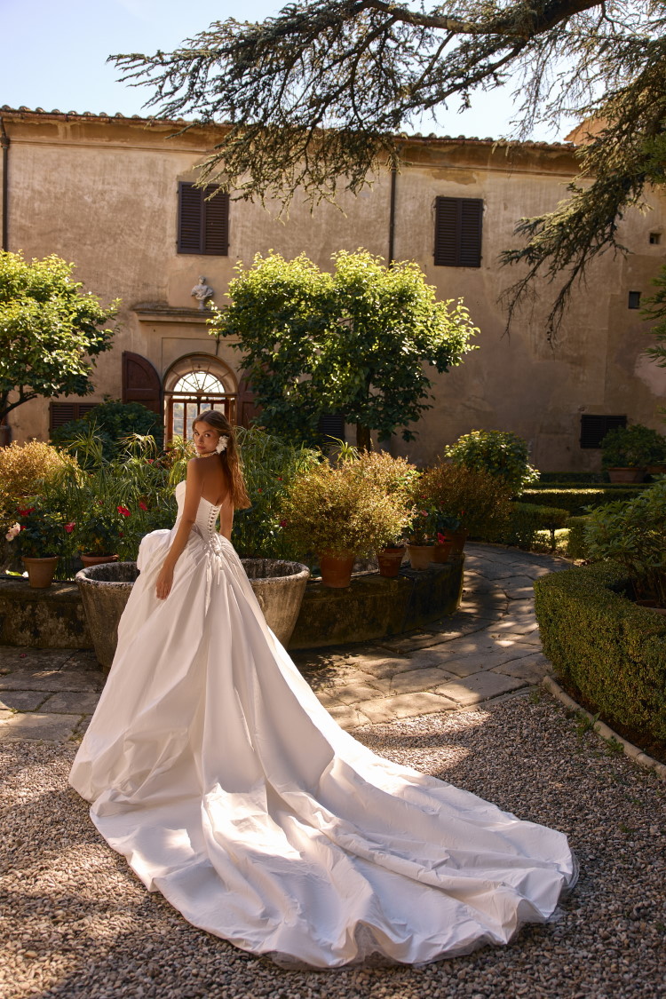 robe de mariee effet froisse avec longue traine
